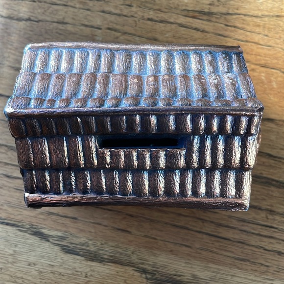 Vintage metal log cabin bank. Dimensions @ 4.25 x 2.5 x 3.25 in inches - Picture 10 of 10